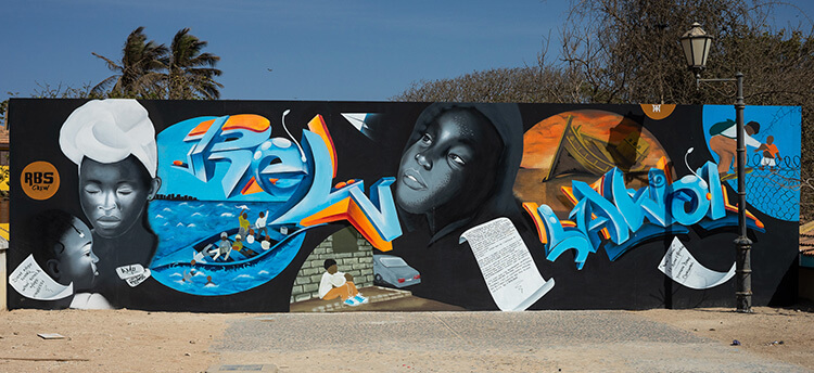 Danngal ngal rewani lawol (L’immigration clandestine), 2018 Graffiti Œuvre produite dans le cadre de l'exposition collective Le Off de Dapper © Archives Fondation Dapper - Photo Aurélie Leveau.