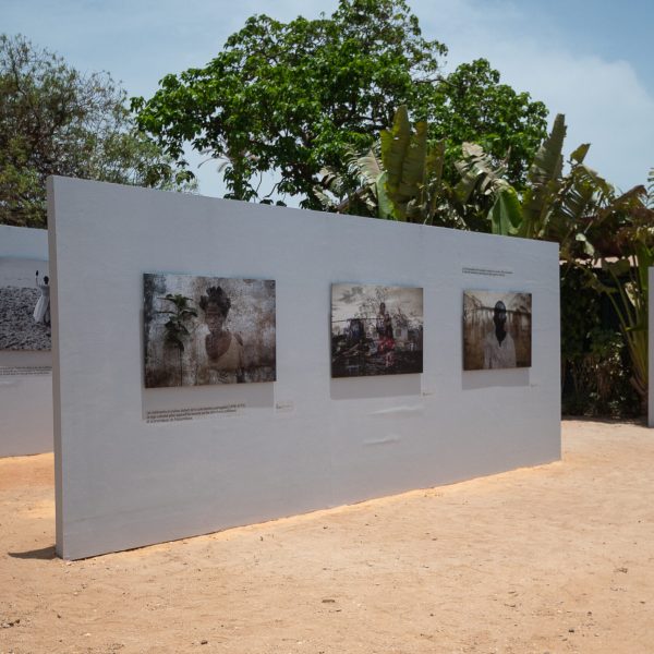 Mario Macilau 
Photographies, 2017-2022 
Présentées dans le cadre du OFF de DAPPER, Gorée (Sénégal), Biennale de Dakar, 2022 
© Fondation Dapper – photo Guillaume Bassinet.